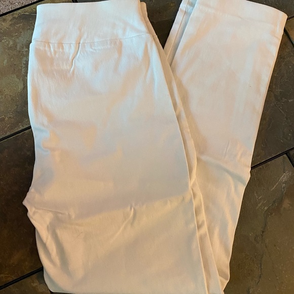 New without tags skinny leg pant - Picture 4 of 4